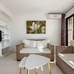 Cerca De La Playa *
